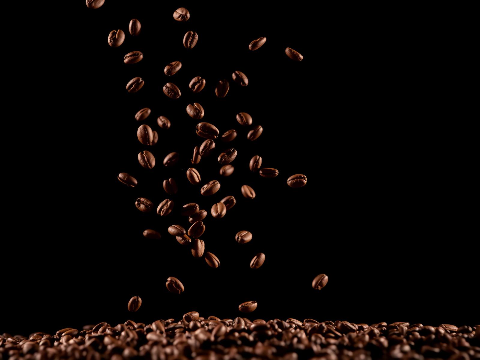 Granos de café cayendo en cascada